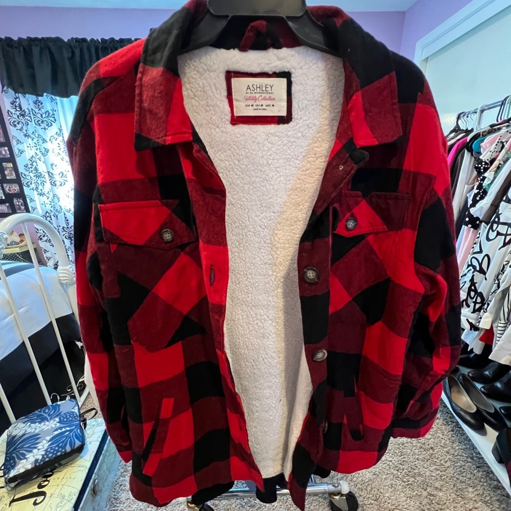 Women’s Plaid flannel shirt jacket with sherpa lined in size M